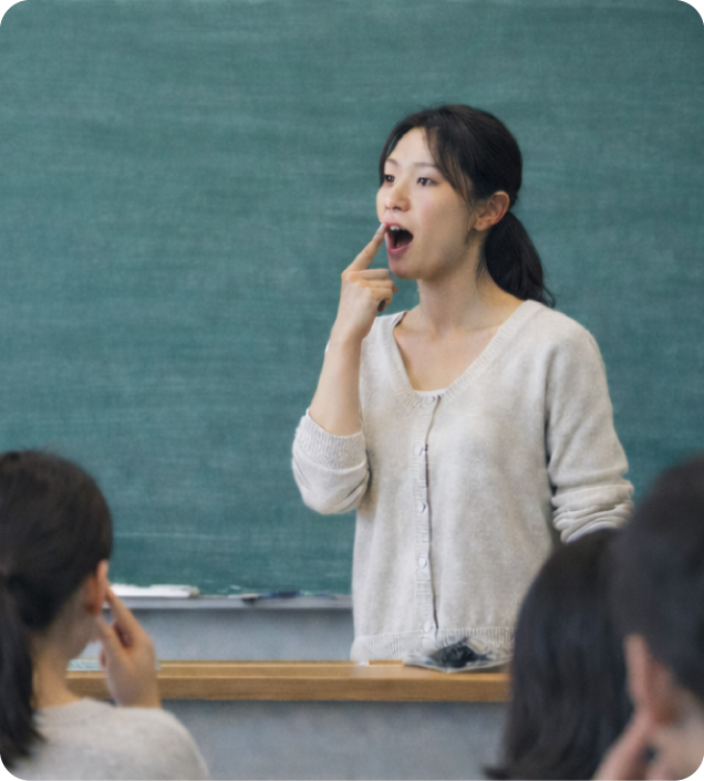 教室で発音指導をする教員の様子