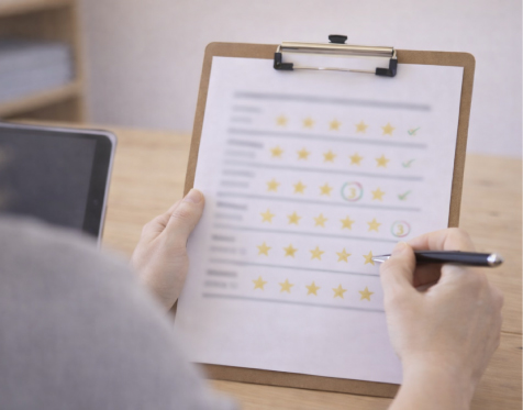 評価シートに記入をしている様子