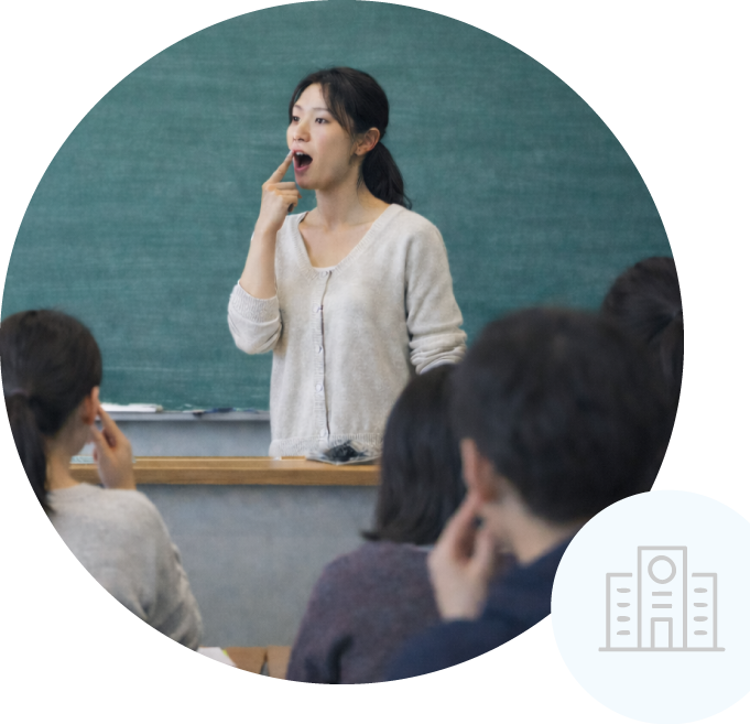 教室で発音指導をする教員の様子