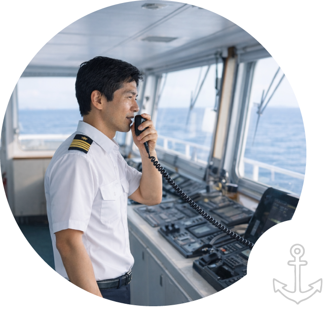 船の操舵室で無線通信を行う人物